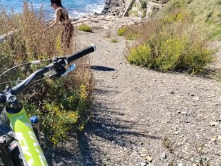 Voglio succhiarlo e farmi scopare in riva al mare.