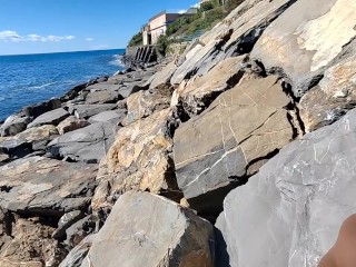 Voglio succhiarlo e farmi scopare in riva al mare.