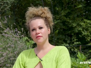 Ersties - Die schwangere Helena masturbiert mit ihrem Mini-Vibrator im Garten