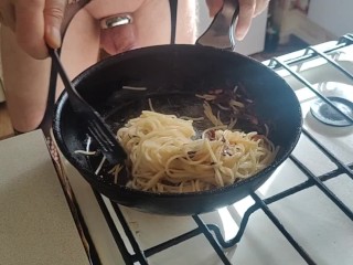 Naked kitchen. Pasta carbonara.