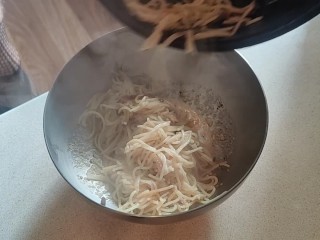 Naked kitchen. Pasta carbonara.