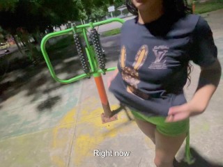 Encuentro a mi hermanastra en el parque y la llevo a casa a darle una rica follada hasta correrme.