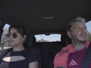 mi Hermanastra se desnuda frente al publico, quería tomar sol !