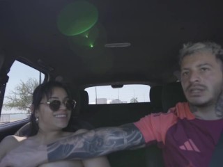 mi Hermanastra se desnuda frente al publico, quería tomar sol !