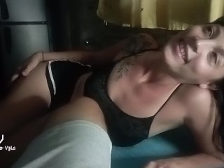 Mi hermanastra me reta que no podré aguantar 10 minutos sin correrme entre sus manos