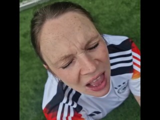 Hübsche Mutter lässt sich beim Fussball ins Gesichts spritzen