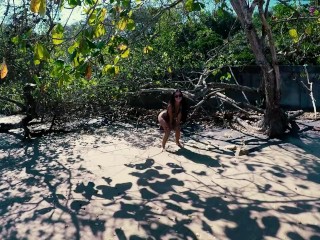 What You Didn’t Expect to See on a Tropical Beach 🏖️😆 peeing, urinating, taking a leak, xixi