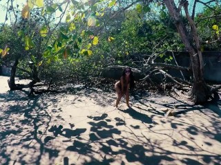 What You Didn’t Expect to See on a Tropical Beach 🏖️😆 peeing, urinating, taking a leak, xixi