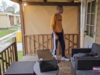 Maya aspetta un corriere molto dotato, "MONICAMOMENTS" usa il codice LUCA10 per ottenere uno sconto%