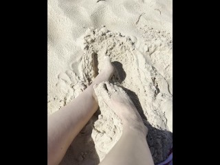 Sandy beach feet 😘🥰