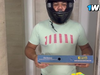 Big ass Latina gets fucked by the delivery guy for not having cash to pay