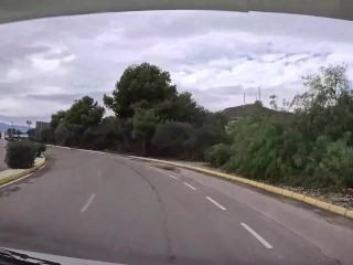 Corriere mentre lavora da un passaggio a hippy Almasol e la convince a succhiare il cazzo per soldi