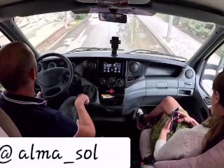 Corriere mentre lavora da un passaggio a hippy Almasol e la convince a succhiare il cazzo per soldi