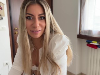 La fidanzata troia lo prenderà in culo per punizione!