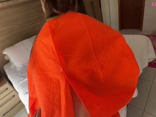 loira gostosa com fato de Halloween é fodida com força e leva leitinho na barriga