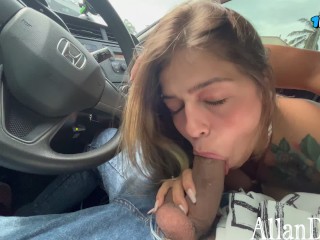 ELA NÃO AGUENTOU ESPERAR E QUIS GANHAR LEITINHO NO MEIO DO CAMNHO DENTRO DO CARRO