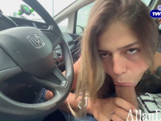 ELA NÃO AGUENTOU ESPERAR E QUIS GANHAR LEITINHO NO MEIO DO CAMNHO DENTRO DO CARRO