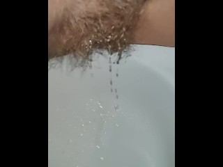 💛 Hairy pussy pees in sink 💦 Perverted mom pissing and dripping creampie