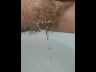 💛 Hairy pussy pees in sink 💦 Perverted mom pissing and dripping creampie