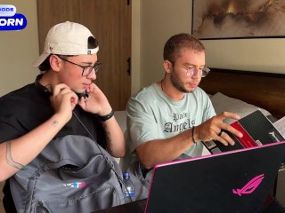 Madrastra Ebony MILF se folla a el mejor amigo de su hijastro en su habitación mientras el estudia