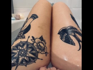 tattooed alt girl plays with her pussy in the bath