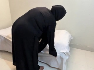 Hot Arabian Muslim Maid Cleaning My Room & She Try To Seduce me By Show Her Huge Fat Ass & Pussy!