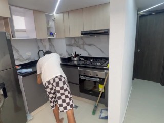 Juego a las escondidas con mi pequeña hermanastra y termino dándole la follada de su vida.