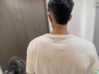 Juego a las escondidas con mi pequeña hermanastra y termino dándole la follada de su vida.