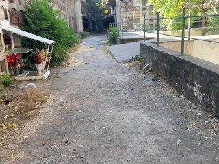 Colegiala folla en el cementerio muy duro