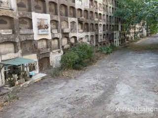 Colegiala folla en el cementerio muy duro