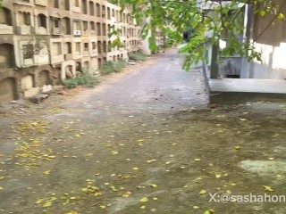 Colegiala folla en el cementerio muy duro