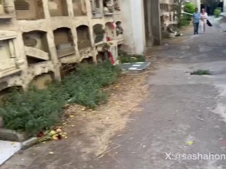 Colegiala folla en el cementerio muy duro