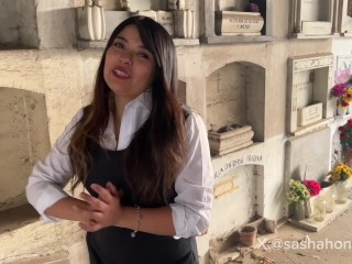 Colegiala folla en el cementerio muy duro