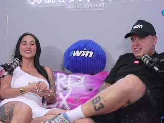 sarafilms Podcast se sale de control y me masturbo el culo con juguete anal (PREGUNTAS INCOMODAS)xxx