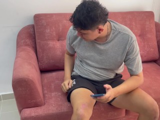 Mi hermanastra me sorprende masturbandome mientras le reviso la galería de su celular.