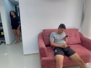 Mi hermanastra me sorprende masturbandome mientras le reviso la galería de su celular.