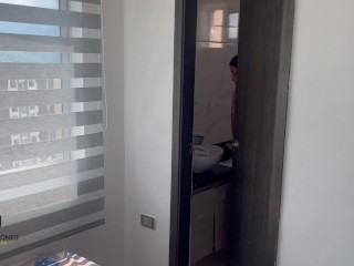 Sorprendo a mi hermanastra con mi camisa puesta, la desvisto y la cojo muy rico.