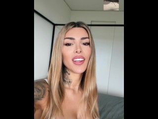 JOI ITALIANO - La stepmom Tami Tsunami lo fa sborrare in videochiamata nei bagni della scuola