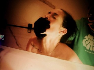 100% RÉEL AMATEUR - Milf se fait baiser fort par son beau fils dans sa salle de bain