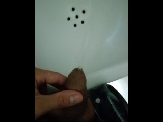 MICROPENE, PISSING DESESPERADO EN BAÑO PUBLICO, CASI ME PILLAN, PRIMER PLANO