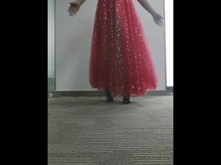 穿着华丽的性感演出服，在办公室穿着漆皮高跟靴自慰，喷了一地！！！！