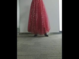 穿着华丽的性感演出服，在办公室穿着漆皮高跟靴自慰，喷了一地！！！！