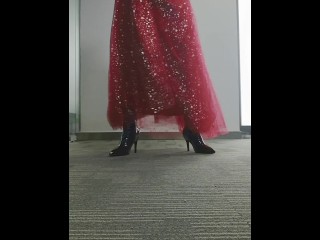 穿着华丽的性感演出服，在办公室穿着漆皮高跟靴自慰，喷了一地！！！！
