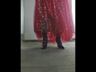 穿着华丽的性感演出服，在办公室穿着漆皮高跟靴自慰，喷了一地！！！！