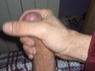 Me pongo cachondo mientras me grabo y juego con mi polla