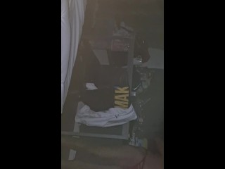 La chica de limpieza quiere ganarse un extra