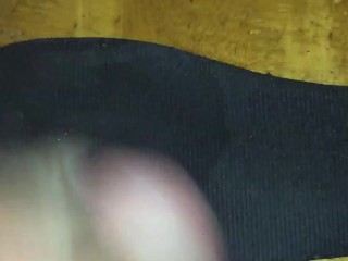 元陸上女子人妻の靴の匂いに欲情してしまい中敷きに射精