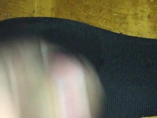 元陸上女子人妻の靴の匂いに欲情してしまい中敷きに射精