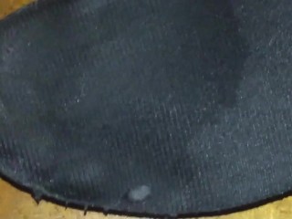 元陸上女子人妻の靴の匂いに欲情してしまい中敷きに射精