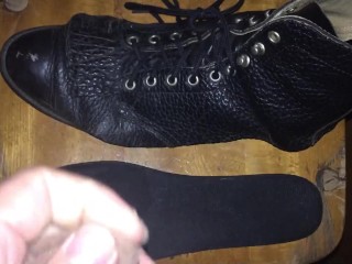 元陸上女子人妻の靴の匂いに欲情してしまい中敷きに射精